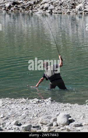 Das Becken von Meggima in Selva dei Molini bietet hervorragende Möglichkeiten zum Fischen großer Forelle mit der Fliege, Stockfoto