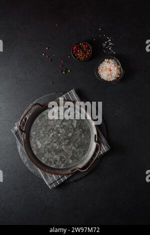 Metalltablett auf schwarzem Hintergrund Stockfoto