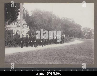 Empfang in Paramaribo, 1912, Augusta Curiel (möglich), 1912 Fotografieren Sie Eine Gruppe von Soldaten in Gala Tenue, die für das Gouvernementsplein in Paramaribo anlässlich eines zeremoniellen Empfangs am 19. April 1912 vorbereitet wurden. Im Hintergrund die Öffentlichkeit. Teil des Fotoalbums über das Leben der Familie Gonggrijp in Suriname um 1912. Paramaribo fotografische Unterstützung Triummphal Entry und öffentlicher Empfang, Wettbewerb, 'feierlicher Eingang', 'Joyeuse Entrance' Suriname. Paramaribo. Regierungspalast. Regierungsplatz Stockfoto