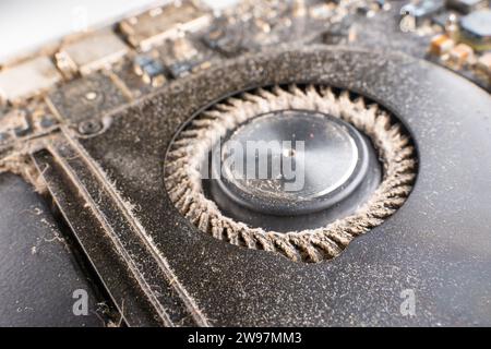 Laptop-Komponenten, die gewartet und Staub entfernt werden müssen. Staubbelastung durch Haushaltsgeräte Stockfoto