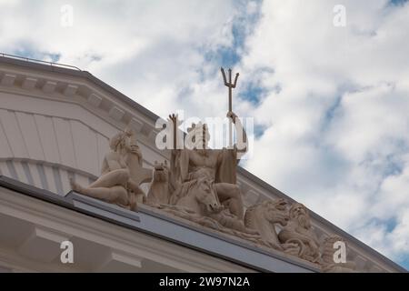 Skulptur des antiken griechischen Meeresgottes Neptun auf dem Börsengebäude in St. Petersburg. Stockfoto