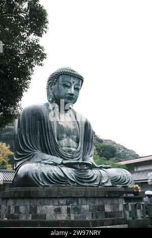 Große Buddha-Statue in Kotokuin, Kamakura an einem regnerischen Tag Stockfoto
