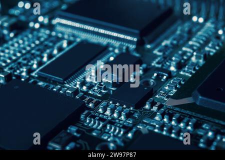 Moderne elektronische Leiterplatte mit Prozessor, integrierten Schaltungen und passiven SMD-Bauteilen aus nächster Nähe. Technologischer Hintergrund Stockfoto