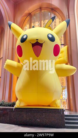 Shanghai, China. Dezember 2023. Ein riesiger Pikachu mit „Weihnachtsgeist“ wird am 21. Dezember 2023 in der New World City Mall in Shanghai, China, gesehen. (Foto: Costfoto/NurPhoto) Credit: NurPhoto SRL/Alamy Live News Stockfoto