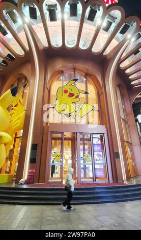 Shanghai, China. Dezember 2023. Ein riesiger Pikachu mit „Weihnachtsgeist“ wird am 21. Dezember 2023 in der New World City Mall in Shanghai, China, gesehen. (Foto: Costfoto/NurPhoto) Credit: NurPhoto SRL/Alamy Live News Stockfoto