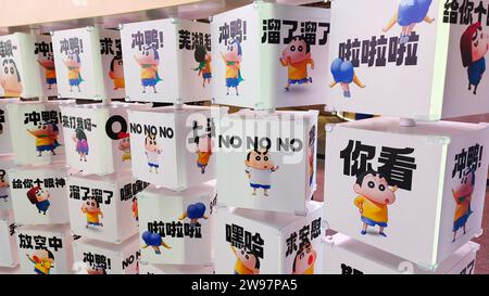 Shanghai, China. Dezember 2023. Lustige Installationen für den Animationsfilm Emojis of Crayon Shin-chan werden am 23. Dezember 2023 im Wanda Cinema in Shanghai, China, vorgestellt. (Foto: Costfoto/NurPhoto) Credit: NurPhoto SRL/Alamy Live News Stockfoto