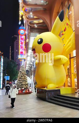 Shanghai, China. Dezember 2023. Ein riesiger Pikachu mit „Weihnachtsgeist“ wird am 21. Dezember 2023 in der New World City Mall in Shanghai, China, gesehen. (Foto: Costfoto/NurPhoto) Credit: NurPhoto SRL/Alamy Live News Stockfoto