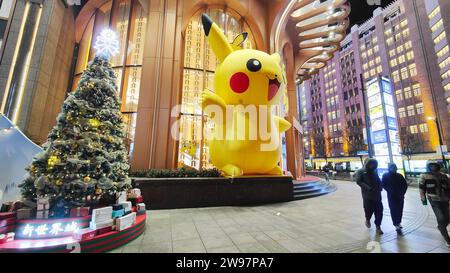 Shanghai, China. Dezember 2023. Ein riesiger Pikachu mit „Weihnachtsgeist“ wird am 21. Dezember 2023 in der New World City Mall in Shanghai, China, gesehen. (Foto: Costfoto/NurPhoto) Credit: NurPhoto SRL/Alamy Live News Stockfoto