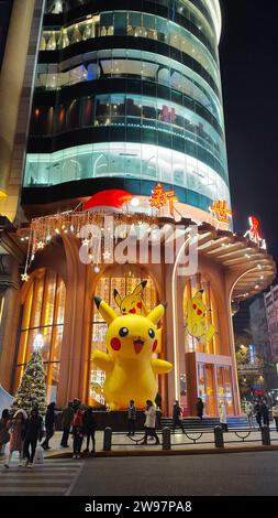 Shanghai, China. Dezember 2023. Ein riesiger Pikachu mit „Weihnachtsgeist“ wird am 21. Dezember 2023 in der New World City Mall in Shanghai, China, gesehen. (Foto: Costfoto/NurPhoto) Credit: NurPhoto SRL/Alamy Live News Stockfoto