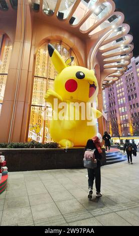 Shanghai, China. Dezember 2023. Ein riesiger Pikachu mit „Weihnachtsgeist“ wird am 21. Dezember 2023 in der New World City Mall in Shanghai, China, gesehen. (Foto: Costfoto/NurPhoto) Credit: NurPhoto SRL/Alamy Live News Stockfoto