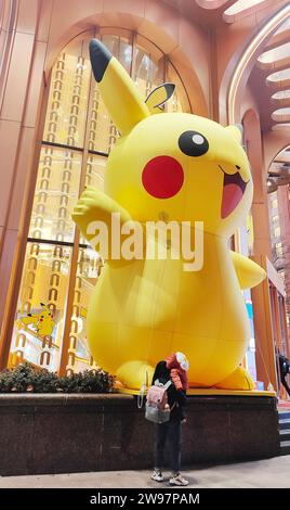 Shanghai, China. Dezember 2023. Ein riesiger Pikachu mit „Weihnachtsgeist“ wird am 21. Dezember 2023 in der New World City Mall in Shanghai, China, gesehen. (Foto: Costfoto/NurPhoto) Credit: NurPhoto SRL/Alamy Live News Stockfoto