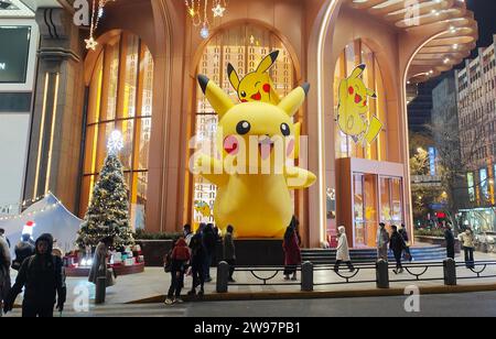 Shanghai, China. Dezember 2023. Ein riesiger Pikachu mit „Weihnachtsgeist“ wird am 21. Dezember 2023 in der New World City Mall in Shanghai, China, gesehen. (Foto: Costfoto/NurPhoto) Credit: NurPhoto SRL/Alamy Live News Stockfoto