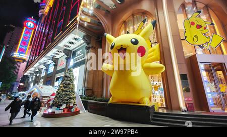 Shanghai, China. Dezember 2023. Ein riesiger Pikachu mit „Weihnachtsgeist“ wird am 21. Dezember 2023 in der New World City Mall in Shanghai, China, gesehen. (Foto: Costfoto/NurPhoto) Credit: NurPhoto SRL/Alamy Live News Stockfoto