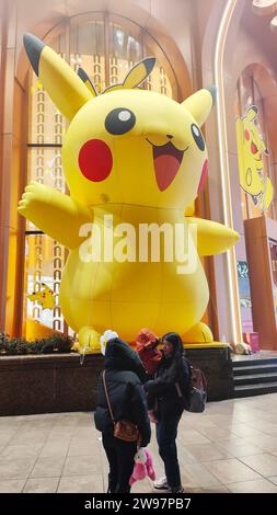 Shanghai, China. Dezember 2023. Ein riesiger Pikachu mit „Weihnachtsgeist“ wird am 21. Dezember 2023 in der New World City Mall in Shanghai, China, gesehen. (Foto: Costfoto/NurPhoto) Credit: NurPhoto SRL/Alamy Live News Stockfoto