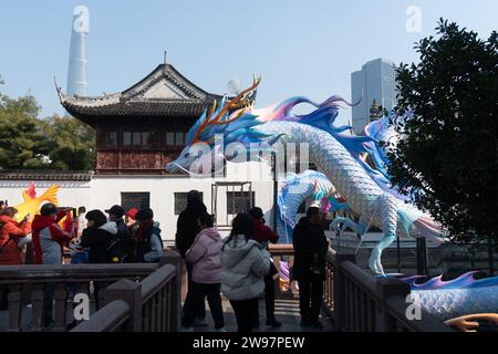 Shanghai, China. Dezember 2023. Eine riesige Drachenskulptur wird am 25. Dezember 2023 auf dem Laternenfest des Jahres des Drachen in Yu Garden, Shanghai, China, ausgestellt. (Foto: Costfoto/NurPhoto) Credit: NurPhoto SRL/Alamy Live News Stockfoto