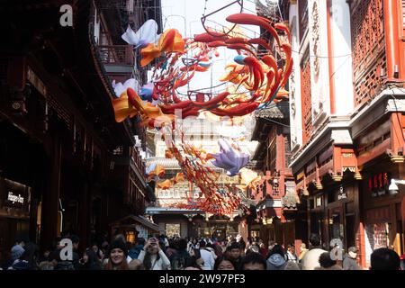 Shanghai, China. Dezember 2023. Am 25. Dezember 2023 besuchen Menschen das Laternenfest des Jahres des Drachen im Yu-Garten in Shanghai, China. (Foto: Costfoto/NurPhoto) Credit: NurPhoto SRL/Alamy Live News Stockfoto