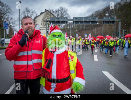 Einen Tag vor heilig Abend demonstrieren am Samstag 23.12.2023 die Vereinigte Dienstleistungsgewerkschaft ver.di im Innenstadtbereich von Saarbrücken. Ein Demonstrationszug zieht vom Gewerkschaftshaus über den Ludwigskreisel in der Bahnhofstraße wo eine Abschlusskundgebung stattfindet. Grund für die Demo sind die festgefahrenen Tarifverhandlungen im Einzelhandel. Im Bild: Thomas Müssig mit dem ver.di Grinch. *** Einen Tag vor Heiligabend, am Samstag, den 23. 12. 2023, demonstriert die United Services Union ver di im Stadtzentrum von Saarbrücken Eine Demonstrationsprozession von der union bui Stockfoto