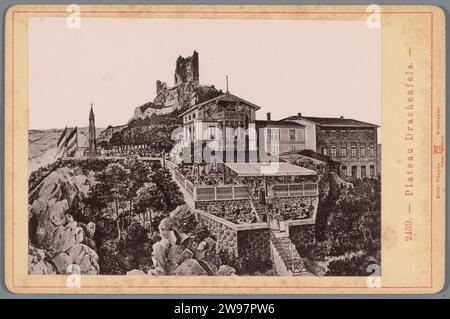 Reproduktion eines Gesichtsabdrucks auf dem drachenfels in Deutschland, Ernst Koepke, nach Anonym, um 1870 - um 1900 Kabinettfoto. Dragonfels-Papier mit fotomechanischem Druck. Kollotyplandschaft aus Pappe mit Ruinen Dragonfels Stockfoto