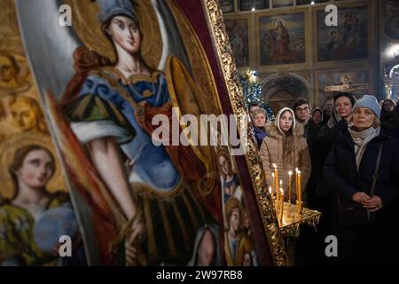 Kiew, Ukraine. Dezember 2023. Gläubige nehmen an einem Heiligabend der Ukrainisch-orthodoxen Kirche in der St. Teil Michaels goldene Kathedrale (Mykhailivskyi Zolotoverkhyi) in Kiew. Im Gegensatz zu früheren Jahren, als die Ukraine am 7. Januar zusammen mit anderen postsowjetischen Ländern Weihnachten feierte, wird sie sich dieses Jahr mit Europa verbinden und Weihnachten am 25. Dezember feiern. Quelle: SOPA Images Limited/Alamy Live News Stockfoto