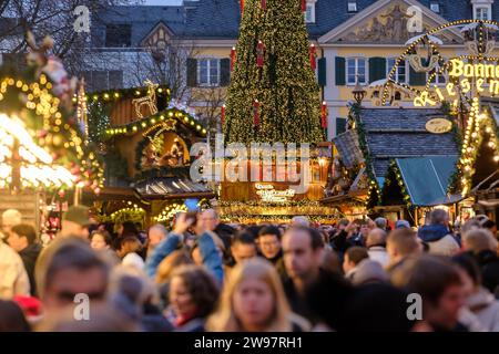 Bonn, Deutschland - 16. Dezember 2023 : Menschen wandern auf dem traditionellen und malerischen Weihnachtsmarkt in Bonn Stockfoto