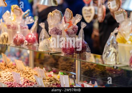 Bonn, Deutschland - 16. Dezember 2023 : Blick auf rote Bonbons und andere Bonbons auf dem Bonner Weihnachtsmarkt Stockfoto