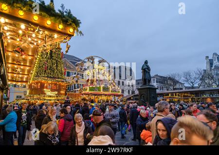 Bonn, Deutschland - 16. Dezember 2023 : Menschen wandern auf dem traditionellen und malerischen Weihnachtsmarkt in Bonn Stockfoto