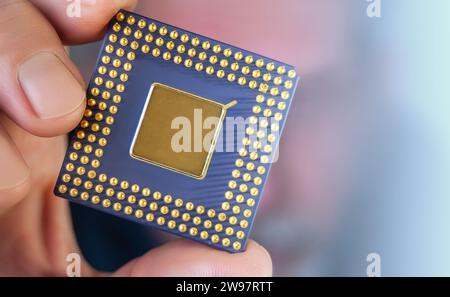 Der Mann hält einen CPU-Chip im PGA-Paket aus nächster Nähe Stockfoto