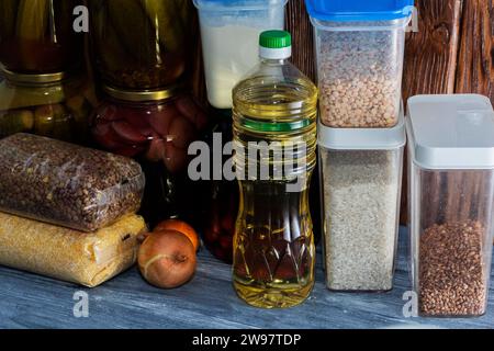 Nahrungsmittellieferungen für den Zeitraum der Quarantäneisolierung. Verschiedene Gläser mit Müsli, Pasta, Dosen mit Konserven. Stockfoto