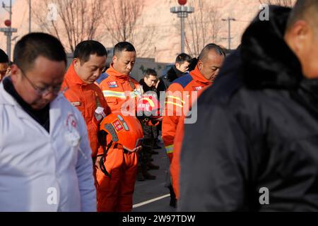 Jishishan, Chinas Provinz Gansu. Dezember 2023. Die Menschen zollen während einer Gedenkfeier für die Erdbebenopfer auf einem Platz in Dahejia Township im Jishishan County, nordwestchinesische Provinz Gansu, 25. Dezember 2023 eine stille Anerkennung. Ein Erdbeben der Stärke 6,2 erschütterte das Jishan County in der Provinz Gansu am 18. Dezember. Quelle: Fang Xin/Xinhua/Alamy Live News Stockfoto