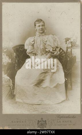 Wilhelmina, Kameke, 1896 Fotografie Königin Wilhelmina in jungen Jahren, sie ist auf einem Canapé. Foto auf Karton. Das Haager Papier. Karton Niederlande Stockfoto