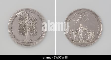 Heirat von Karel Christiaan van Nassau-Weilburg und Carolina, Prinzessin von Oranje-Nassau, Nicolaas van Swinderen, Geschichtsmedaille 1760 Silbermedaille. Vorderseite: Hand aus Wolken hält ein Band, mit dem zwei Wappen, die im Oranjeboom hängen, innerhalb einer Änderung zusammengebunden sind; Schnitt: Datum. Rückwärts: Mercurius mit geflügeltem Hut und Stab hält Uhr mit Inschrift; einschließlich Venus, die von Cupido mit Blumen aus dem Korb bestreut wird; im Hintergrund die drei Gratien in der Abdeckung Amsterdam Silber (Metall), die den Haag (Metallverarbeitung) auffallen Stockfoto