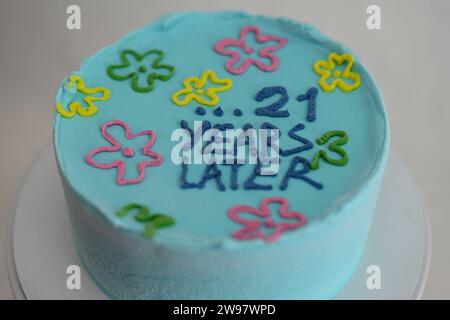 21 Jahre alter Happy Birthday Pastell Cyan Türkis Milchglasur Kuchen auf weißem Hintergrund Studioaufnahme Stockfoto