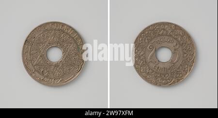 25 Centimes aus dem französischen Protektorat Marokko, Empire Cherifien, 1921-1926 , 1921 - 1926 Münze Nickel-Münze mit zentralem Träger. Vorne: Fünfzackiger Stern, in dem und was auch immer. Rückwärts: Innerhalb eines dekorativen Kreises, in dem die Wertebezeichnung Rodom Central Doorborning 25 Centimes beträgt. Glatte Kante. Nickel (Metall) Schlagzange (Metallbearbeitung) Stockfoto