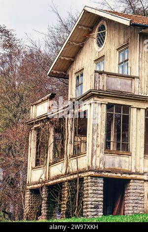 Schönes altes Holzhaus mit einer Veranda in schlechtem Zustand Stockfoto