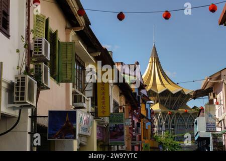 Die Sarawak State Legislative Assembly Building befindet sich in Kuching Waterfront. Stockfoto