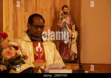 Srinagar, Kaschmir, Indien. Dezember 2023. Weihnachtsmesse in der katholischen Kirche der Heiligen Familie während der Weihnachtsfeier in Srinagar. (Kreditbild: © Adil Abbas/ZUMA Press Wire) NUR REDAKTIONELLE VERWENDUNG! Nicht für kommerzielle ZWECKE! Stockfoto