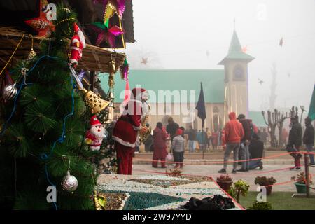 Srinagar, Kaschmir, Indien. Dezember 2023. Ein Mädchen wird gesehen, wie er vor dem Weihnachtsfest in Srinagar Fotos von dem Weihnachtsmann macht. (Kreditbild: © Adil Abbas/ZUMA Press Wire) NUR REDAKTIONELLE VERWENDUNG! Nicht für kommerzielle ZWECKE! Stockfoto