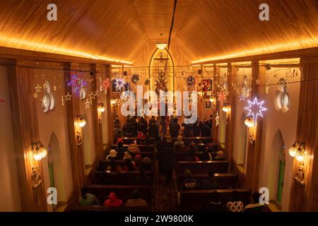 Srinagar, Kaschmir, Indien. Dezember 2023. Gläubige nehmen an einer Weihnachtsmesse in der katholischen Kirche der Heiligen Familie in Srinagar Teil. (Kreditbild: © Adil Abbas/ZUMA Press Wire) NUR REDAKTIONELLE VERWENDUNG! Nicht für kommerzielle ZWECKE! Stockfoto