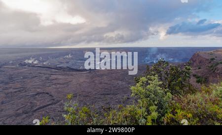 Ein Blick aus der Vogelperspektive auf den Gipfel des Kilauea Volcano im Hawaii Volcanoes National Park Stockfoto