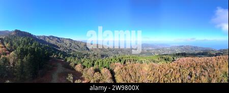 Ein Blick aus der Vogelperspektive auf die malerische Landschaft mit sanften Hügeln und üppigen Tälern Stockfoto