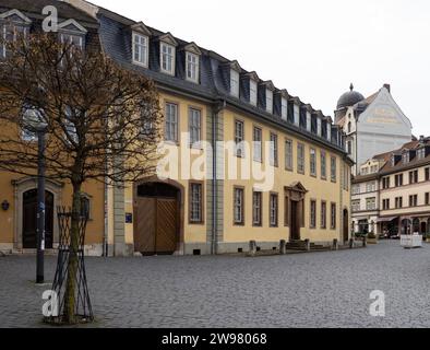 Weimar, Deutschland. Dezember 2023. Das Haus auf Weimars Frauenplan, in dem der Dichter und Politiker Johann Wolfgang von Goethe bis zu seinem Tod 1832 lebte. Das Haus, der Garten und ein Anbau werden als Goethe-Nationalmuseum von der Klassik Stiftung Weimar betrieben. Das UNESCO-Weltkulturerbe wird voraussichtlich im Einklang mit seinem Status als Weltkulturerbe von 2026 restauriert. Quelle: Soeren Stache/dpa/Alamy Live News Stockfoto