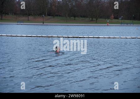 Peter Pan Cup im Serpentine Lido. Hyde Park, London, Großbritannien, 24/12/2023 Ehimetalor Unuabona/Alamy Live News Stockfoto