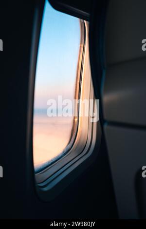 Ein Fensterblick mit Blick in den Himmel von einem Flugzeug aus, während es durch die Luft fliegt. Stockfoto