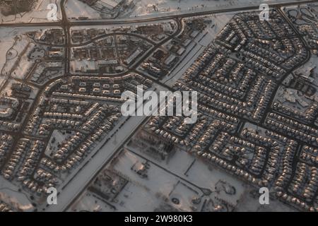 Ein Blick aus der Luft auf eine verschneite Vorstadt. Stockfoto