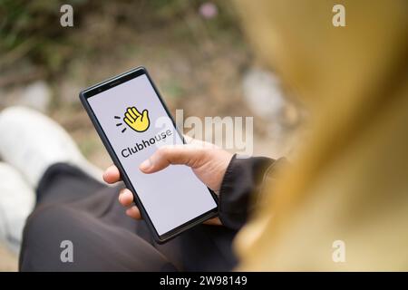 Dhaka, Bangladesch - 25. Dezember 2023: Clubhouse-Logo auf einem Smartphone. Clubhouse ist eine Social Audio App. Stockfoto