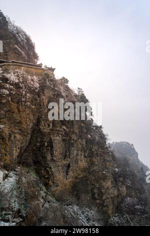 Antike Gebäude in Chinas Wudang-Bergen sind elegant mit einer Schneeschicht dekoriert und bieten eine harmonische Mischung aus Natur und Architektur. Stockfoto