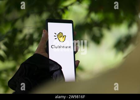 Dhaka, Bangladesch - 25. Dezember 2023: Clubhouse-Logo auf einem Smartphone. Clubhouse ist eine Social Audio App. Stockfoto