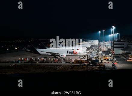 Eine Reihe von Verkehrsflugzeugen parkten am Flughafen Köln Stockfoto