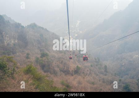 Antike Gebäude in Chinas Wudang-Bergen sind elegant mit einer Schneeschicht dekoriert und bieten eine harmonische Mischung aus Natur und Architektur. Stockfoto