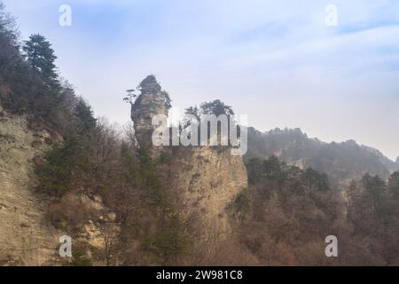 Antike Gebäude in Chinas Wudang-Bergen sind elegant mit einer Schneeschicht dekoriert und bieten eine harmonische Mischung aus Natur und Architektur. Stockfoto